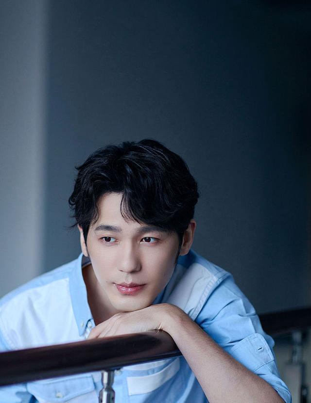 白宇蓝白色系清爽大片俊颜优越诠释爽朗率性魅力