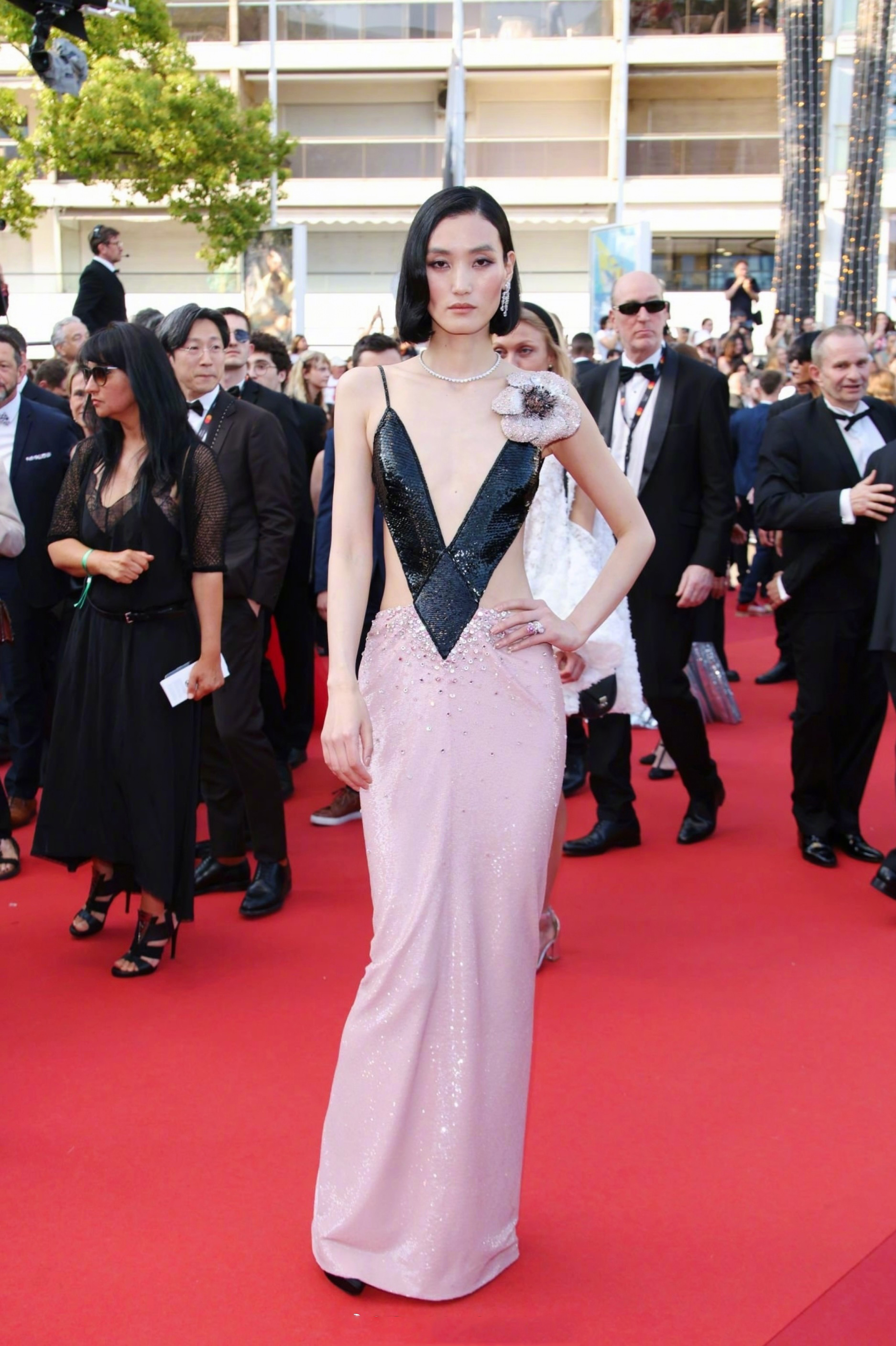 张丽娜亮相戛纳电影节,在《零俱乐部》红毯和vogue uk私人晚宴_高清