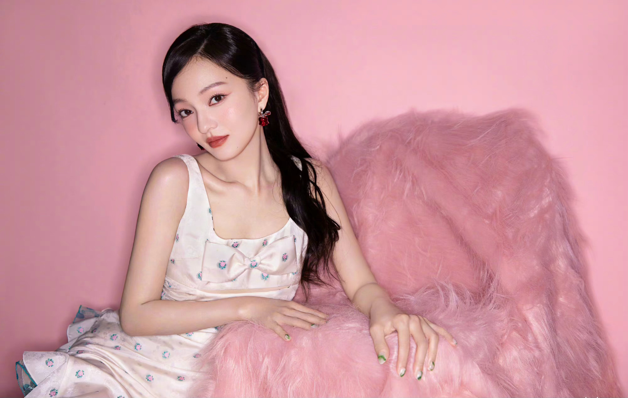 张韶涵甜美芭比少女一身粉红色少女心玫瑰连衣裙甜美可爱