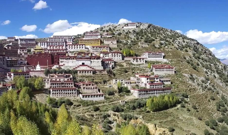 犹如色达般壮观的甘丹寺,在这里体验一次,最惊险的转经道