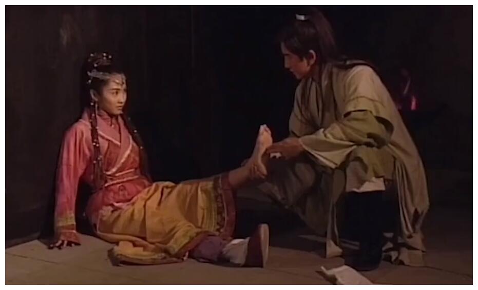 四版张无忌挠赵敏脚丫 黎姿最美 陈钰琪可爱 邓超安以轩版没法看