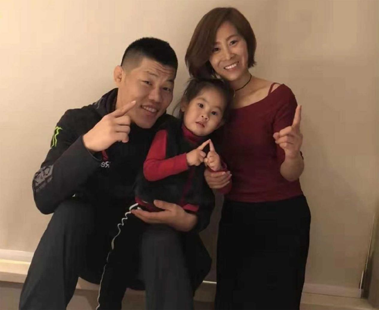 西热妻子姓名很奇怪,李景亮妻子副业被公开,两人工资差距大!