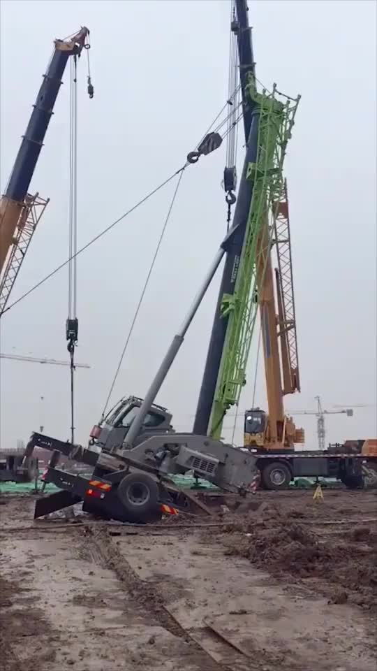 吊车出事故竟用挖机救援,这操作一般人没见过__财经头条