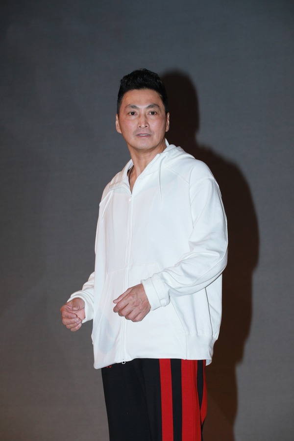 男星被爆与前女友复合脚踏两船,女子自称无名无份牺牲17年青春