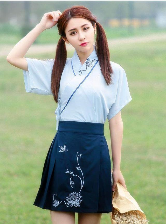 我们现在看到的民国校服,都是那时期的大学,让现在的大学生统一着装