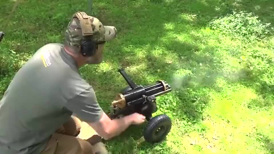 9毫米口径加特林机枪还是手摇版的射击声音像是在启动拖拉机