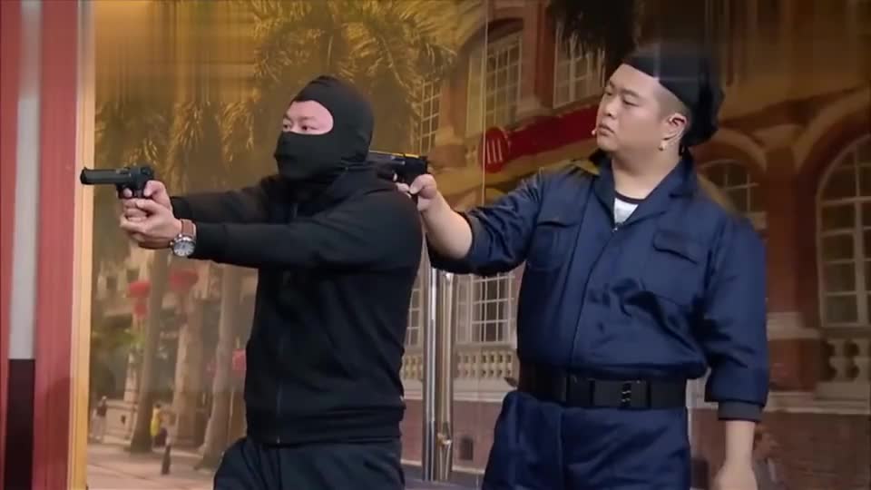 魏翔上银行打劫遇见劫匪,吓怂自称是送外卖,手枪蛋糕!