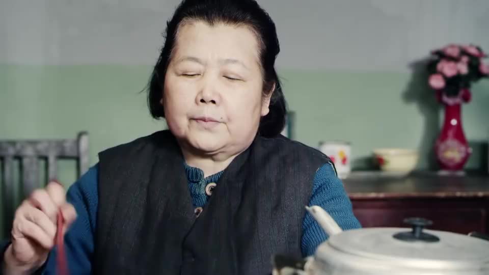 老太婆愤怒不已咬馒头,傻柱送早餐秦寡妇落泪