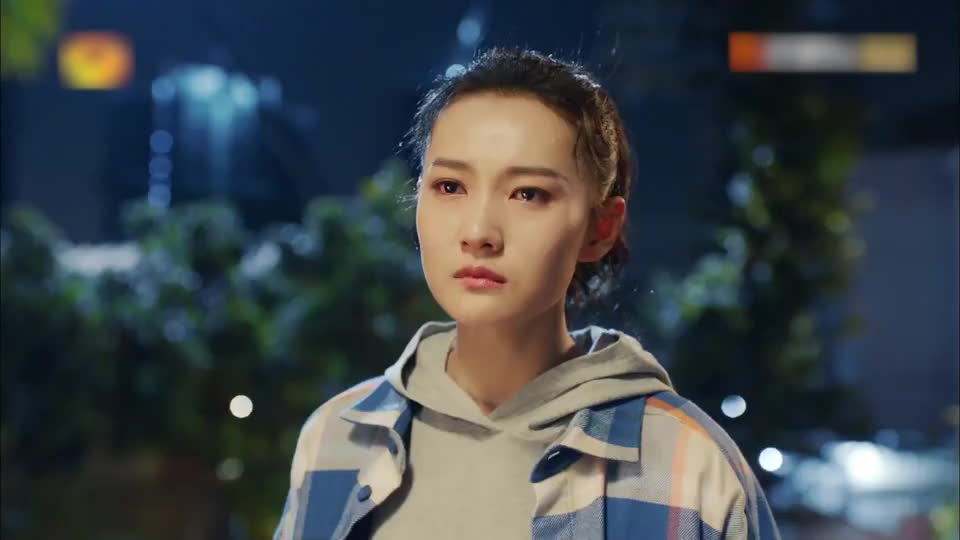 王小咪伤心的哭了,难道在男友心里的分量,还是这么轻吗?