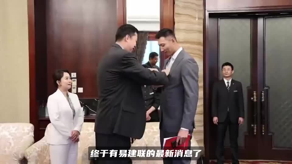 终于有大哥消息了！周鹏直播谈易建联最新近况，身材管理得非常棒