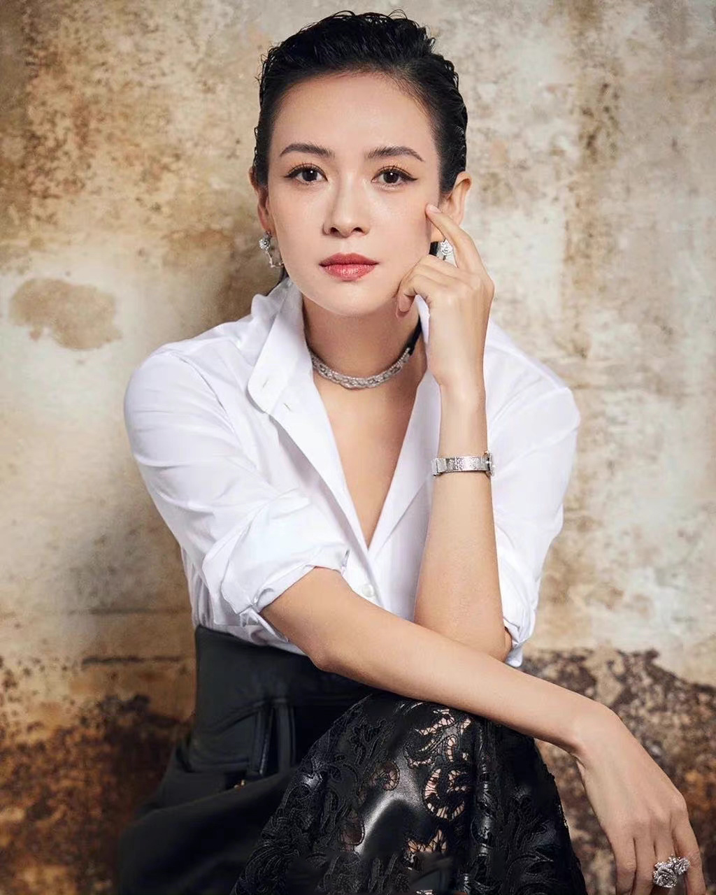 章子怡亮相巴黎时装周,镂空拼接皮裙搭配白衬衫,优雅大气__财经头条