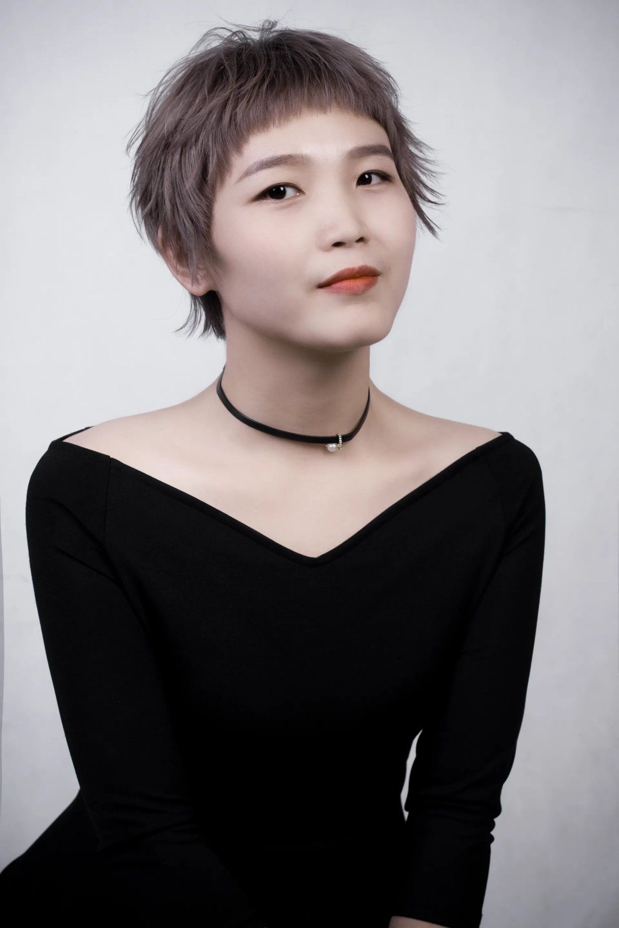 时尚刘海发型当中对脸型改变最大的莫过于刘海,时尚的刘海可以为整个