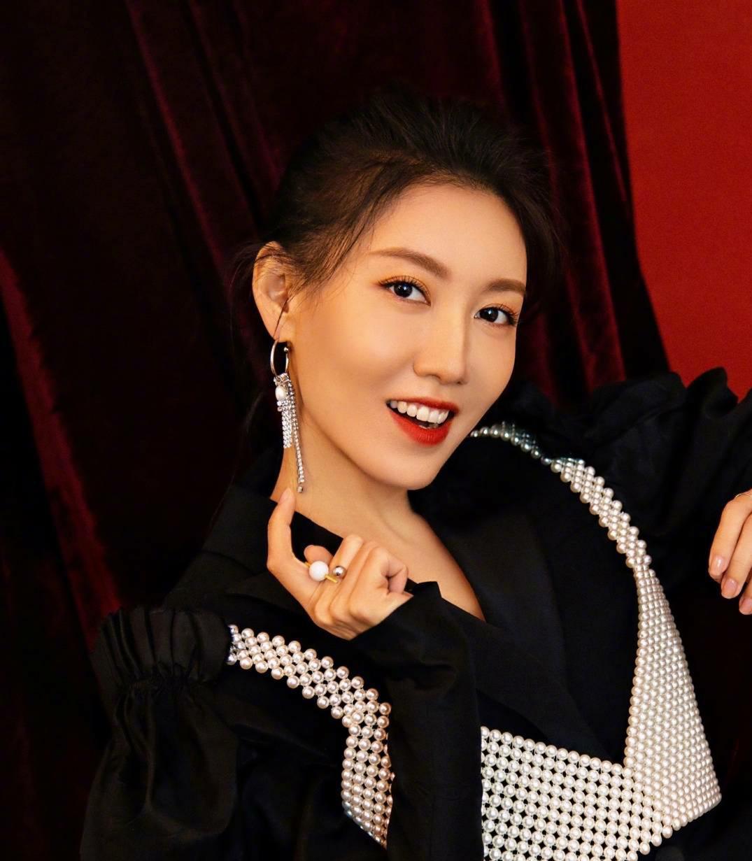 林小娘高露才是真女神,短上衣配修身裙甜美又可爱,简直就是少女
