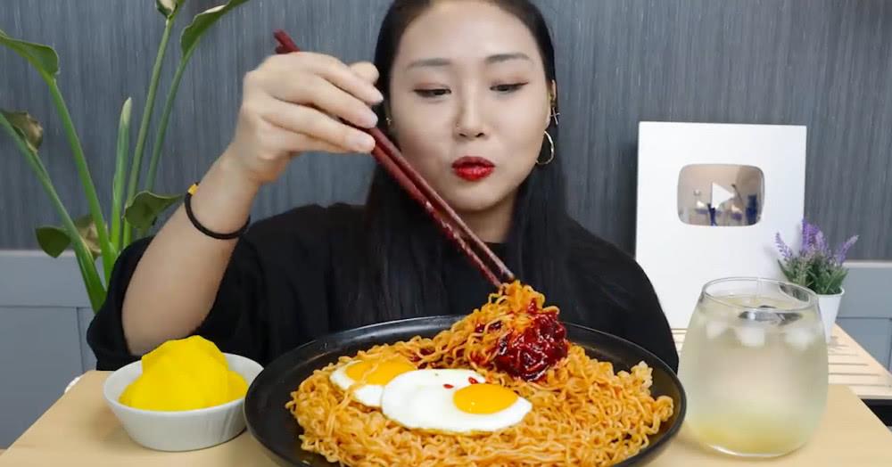 挑战一桌子"爆辣"排骨,吃得满嘴辣椒油,女孩子这么吃不胃疼吗