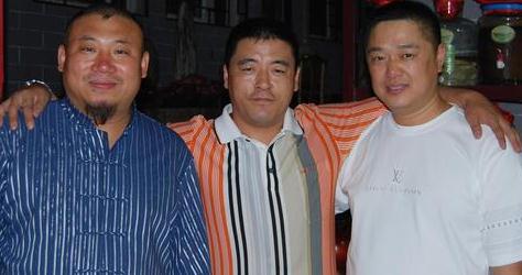 在看到魏三的表演后,就很想要将他收为徒弟,并且邀请了几次.