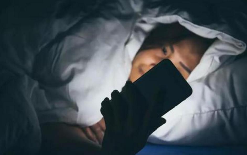 初中生还熬夜玩手机出现这3个现象赶紧停下来身体到极限了