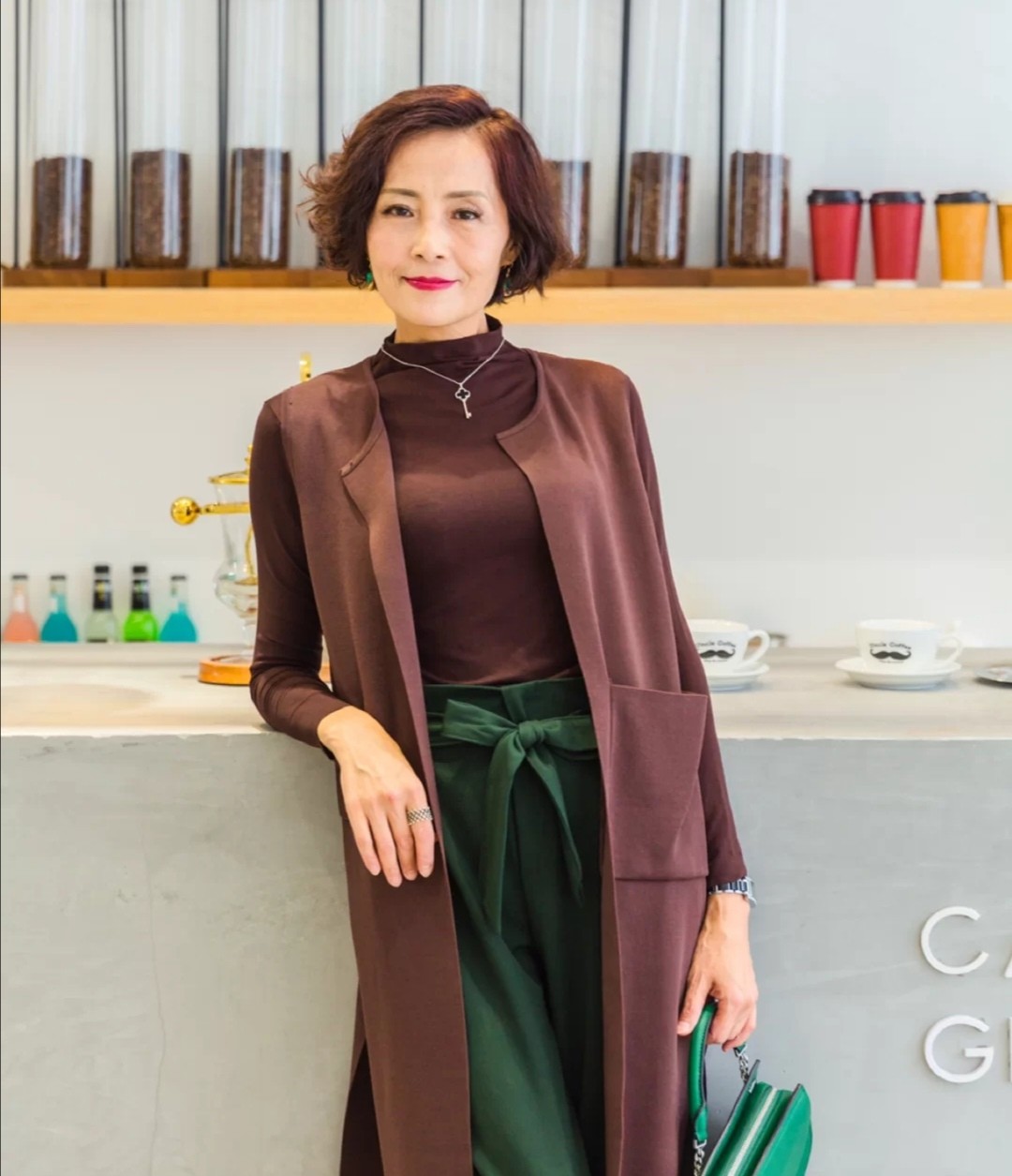 这才是五十岁妈妈辈该有的装扮,端庄大气显年轻,优雅保暖又舒适|大衣