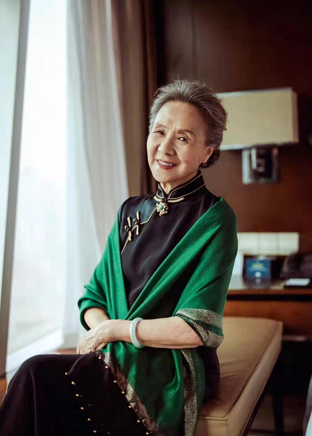 优雅奶奶吴彦姝气质真好旗袍配披肩温婉端庄83岁风采依旧