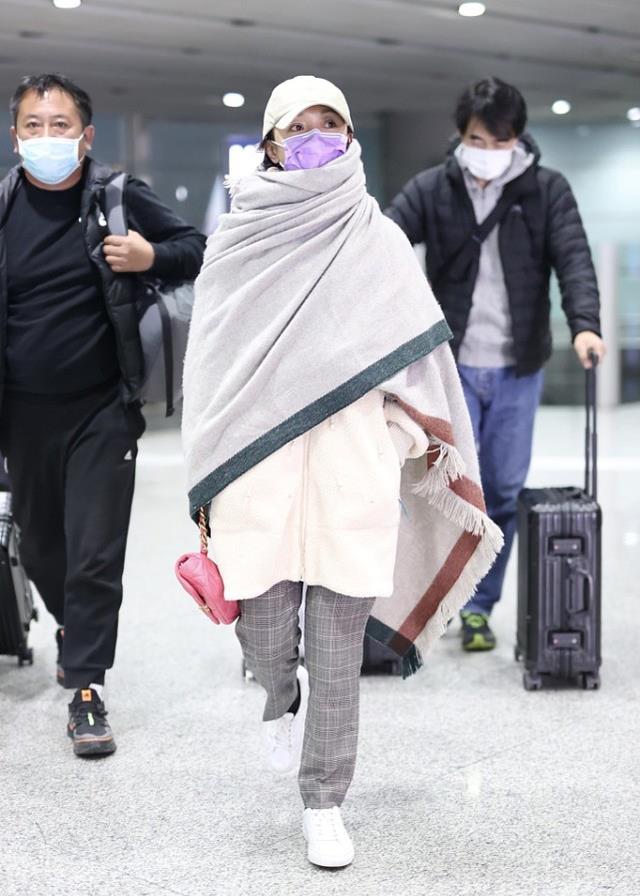 周迅真不拿大家当外人,机场穿得像在家,外套配披肩没点明星包袱休闲区蓝鸢梦想 - Www.slyday.coM 周迅真不拿大家当外人,机场穿得像在家,外套配披肩没点明星包袱休闲区蓝鸢梦想 - Www.slyday.coM