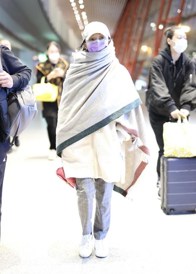 周迅真不拿大家当外人,机场穿得像在家,外套配披肩没点明星包袱休闲区蓝鸢梦想 - Www.slyday.coM 周迅真不拿大家当外人,机场穿得像在家,外套配披肩没点明星包袱休闲区蓝鸢梦想 - Www.slyday.coM