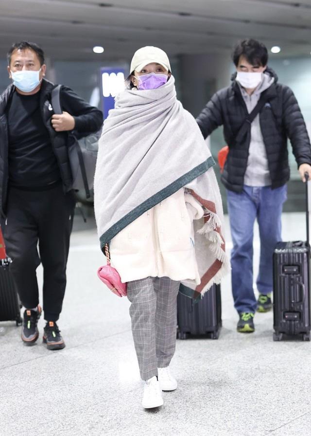 周迅真不拿大家当外人,机场穿得像在家,外套配披肩没点明星包袱休闲区蓝鸢梦想 - Www.slyday.coM 周迅真不拿大家当外人,机场穿得像在家,外套配披肩没点明星包袱休闲区蓝鸢梦想 - Www.slyday.coM