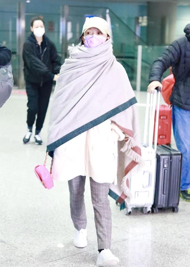 周迅真不拿大家当外人,机场穿得像在家,外套配披肩没点明星包袱休闲区蓝鸢梦想 - Www.slyday.coM 周迅真不拿大家当外人,机场穿得像在家,外套配披肩没点明星包袱休闲区蓝鸢梦想 - Www.slyday.coM