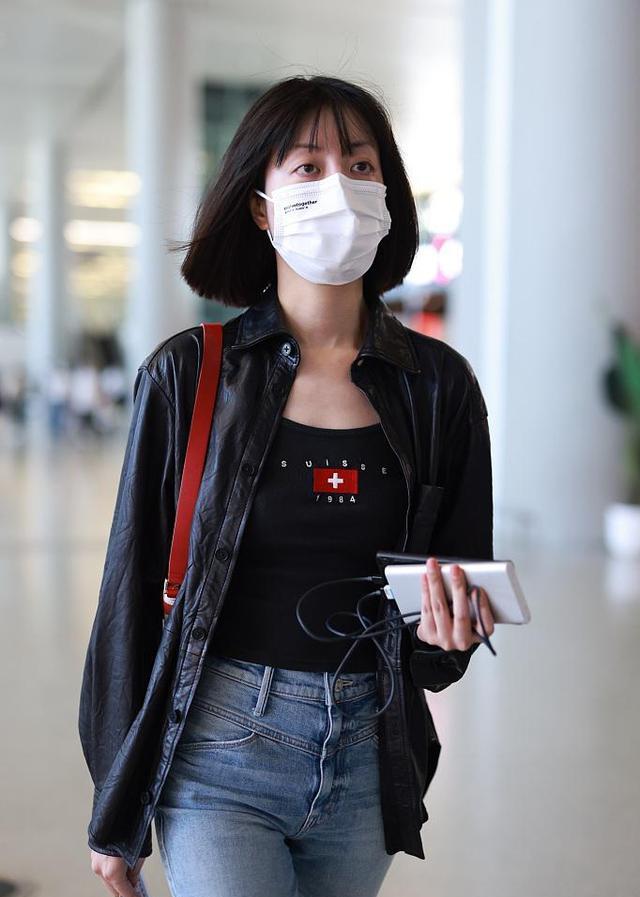 组图李溪芮穿紧身牛仔裤大秀美腿齐肩短发随风飘逸自带气场