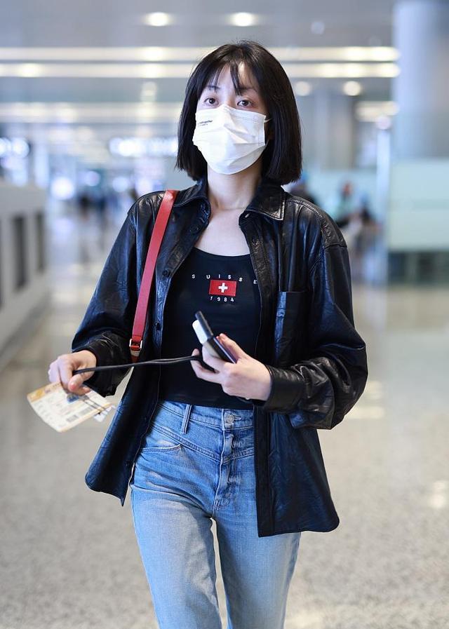 组图李溪芮穿紧身牛仔裤大秀美腿齐肩短发随风飘逸自带气场