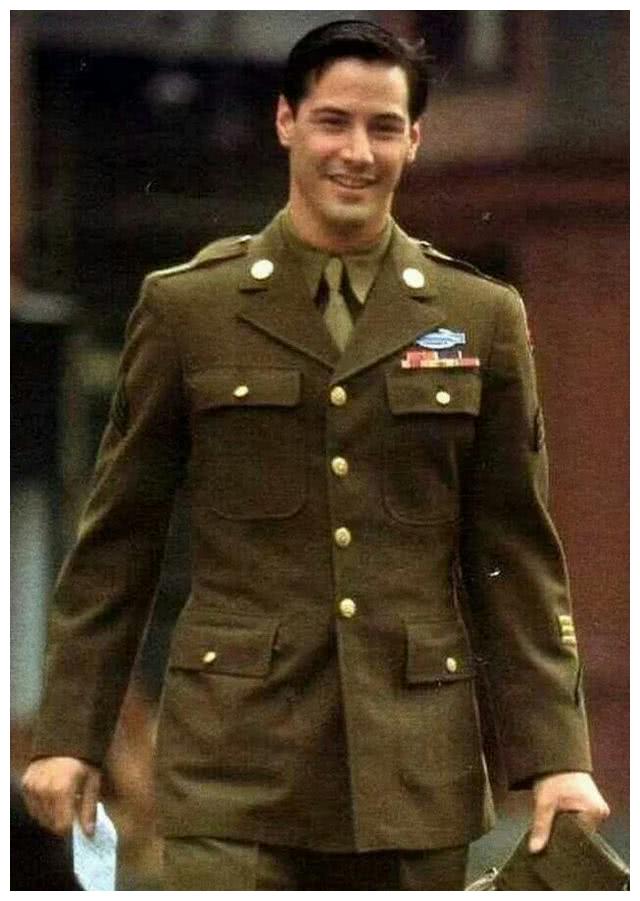 穿上军装是血与火,脱下军装是荷尔蒙—各国明星军装照