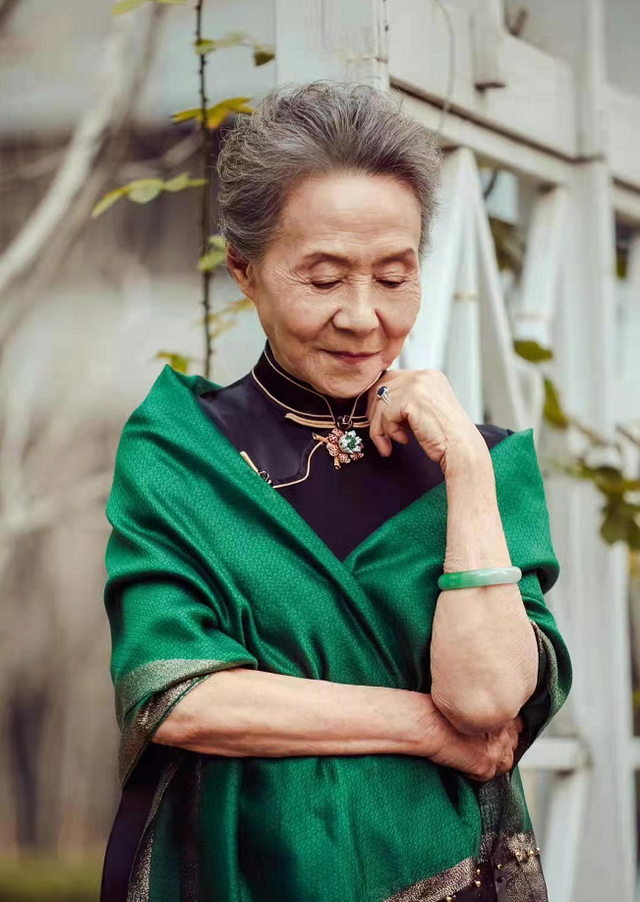 优雅奶奶吴彦姝气质真好旗袍配披肩温婉端庄83岁风采依旧