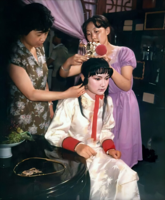 87版《红楼梦》幕后花絮:化妆师给演员现场化妆补妆,好认真
