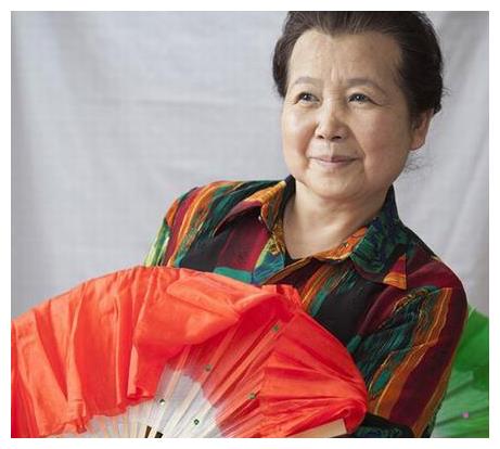 因演胖菊子走红,和丈夫恩爱51年,李文玲76岁过成这样