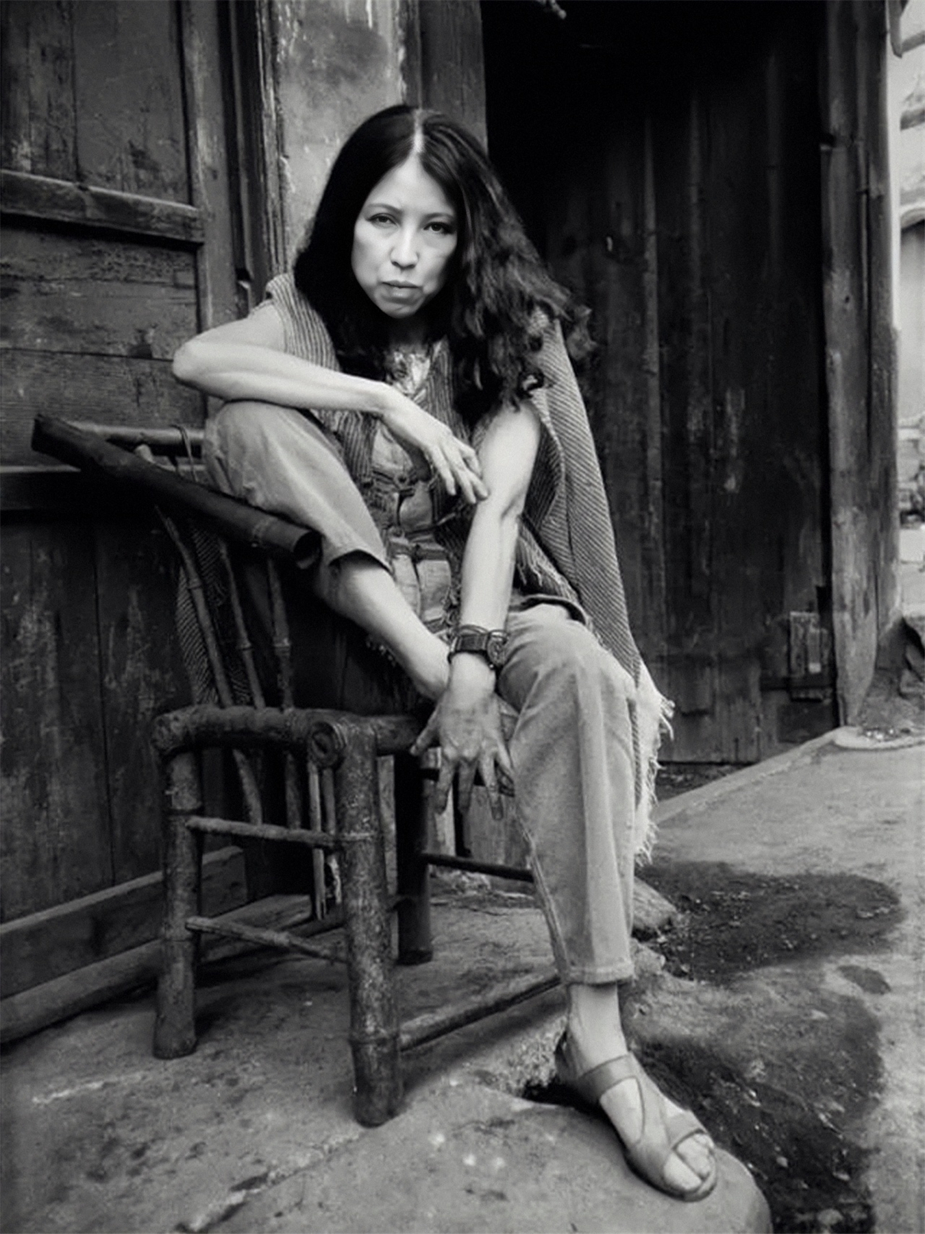 三毛去世前最后一组照片,眼神充满哀伤和忧郁,三个月后上吊自杀