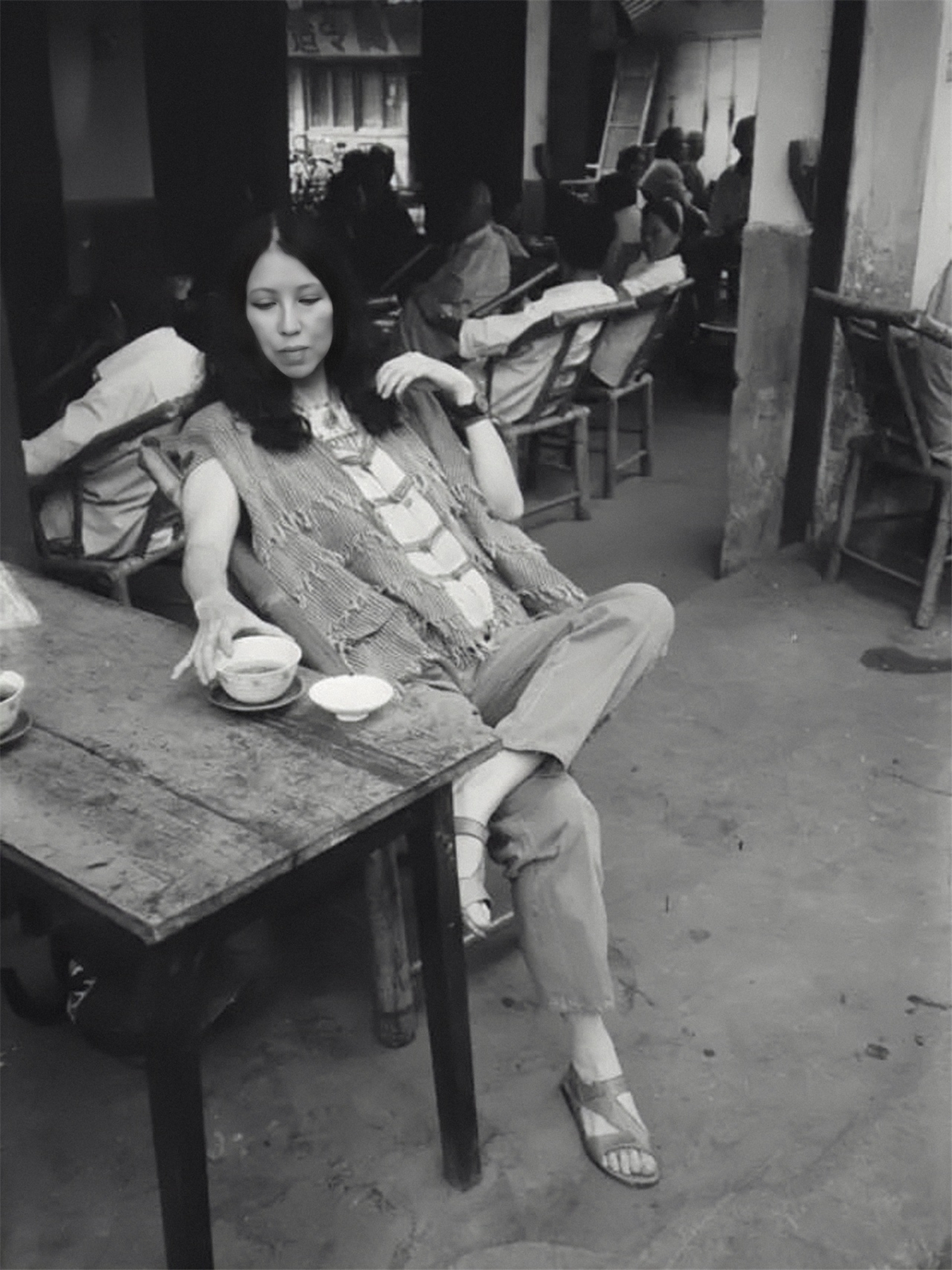 三毛去世前最后一组照片,眼神充满哀伤和忧郁,三个月后上吊自杀