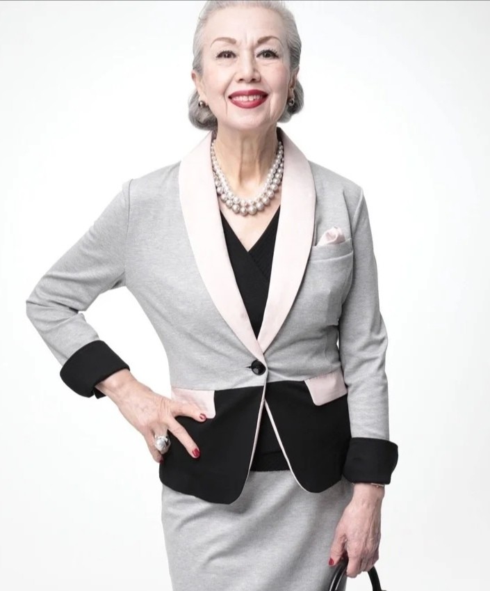 年过六十的网红潮奶奶穿搭时尚又酷又美时髦装扮令人羡慕