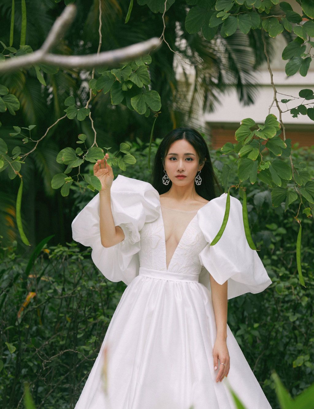 刘芸穿着贝壳白深v低胸礼服化身在逃白雪公主出席红毯,仙气十足_高清