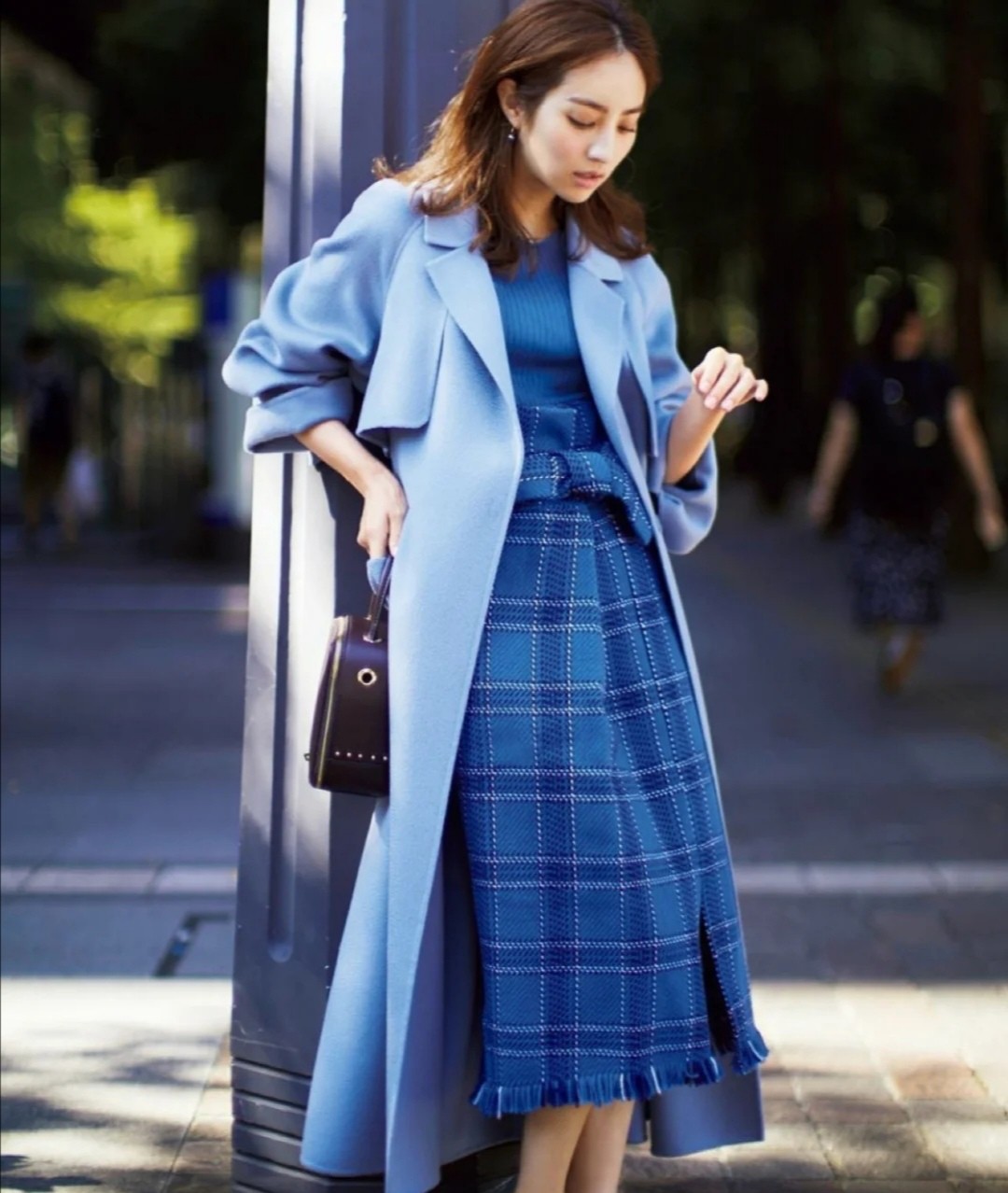 建议四五十岁的女人试试蓝色大衣裤子裙子随便搭减龄又高级