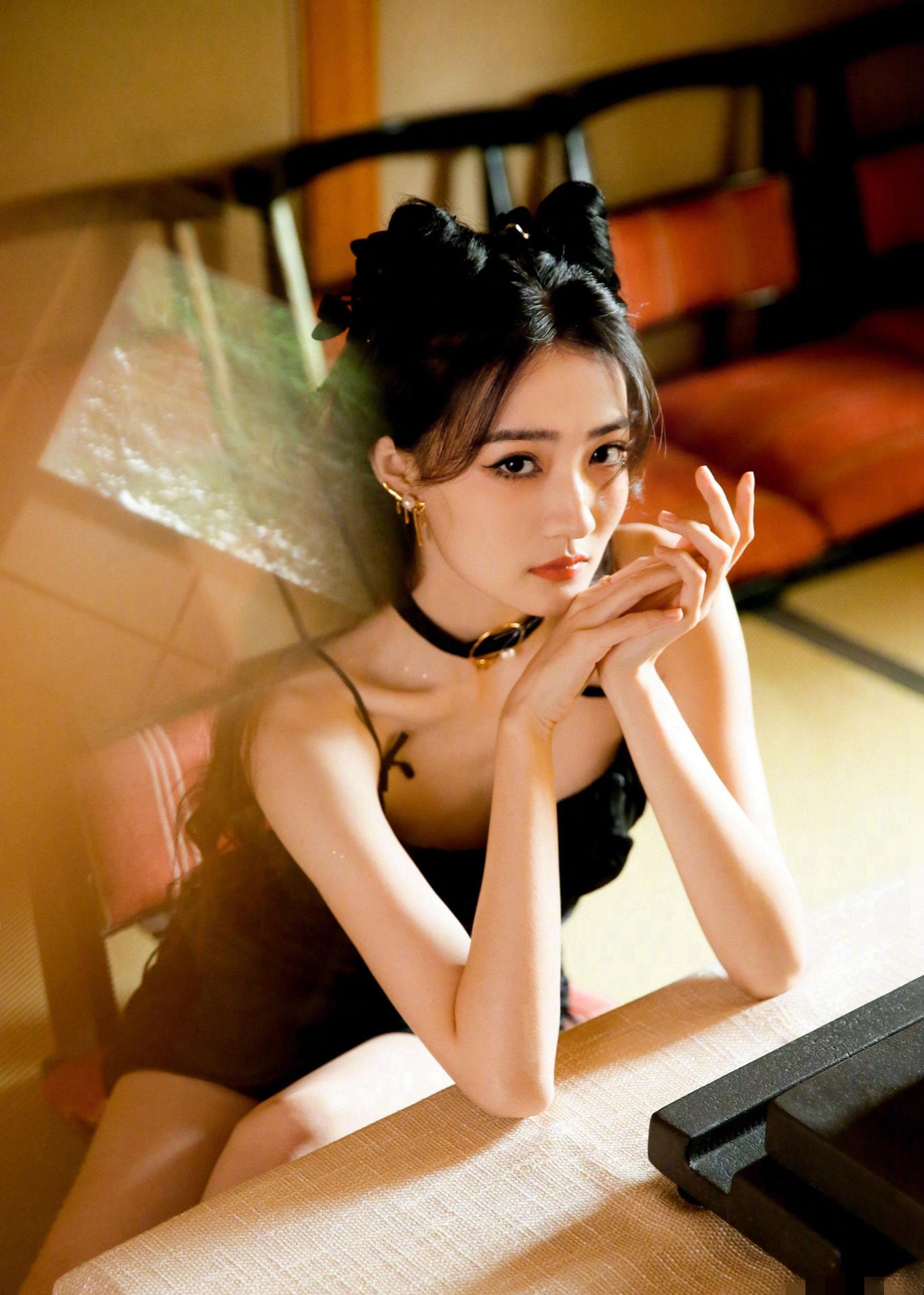 徐璐丸子头黑色系列性感写真合集|徐璐|梁洁|梁辰_新浪新闻