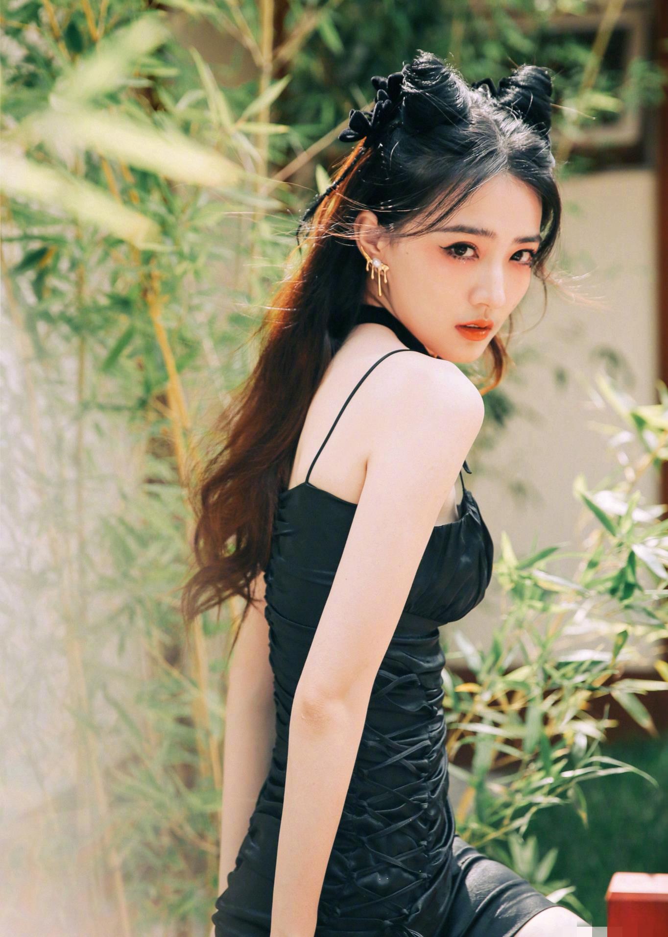 徐璐丸子头黑色系列性感写真合集|徐璐|梁洁|梁辰_新浪新闻