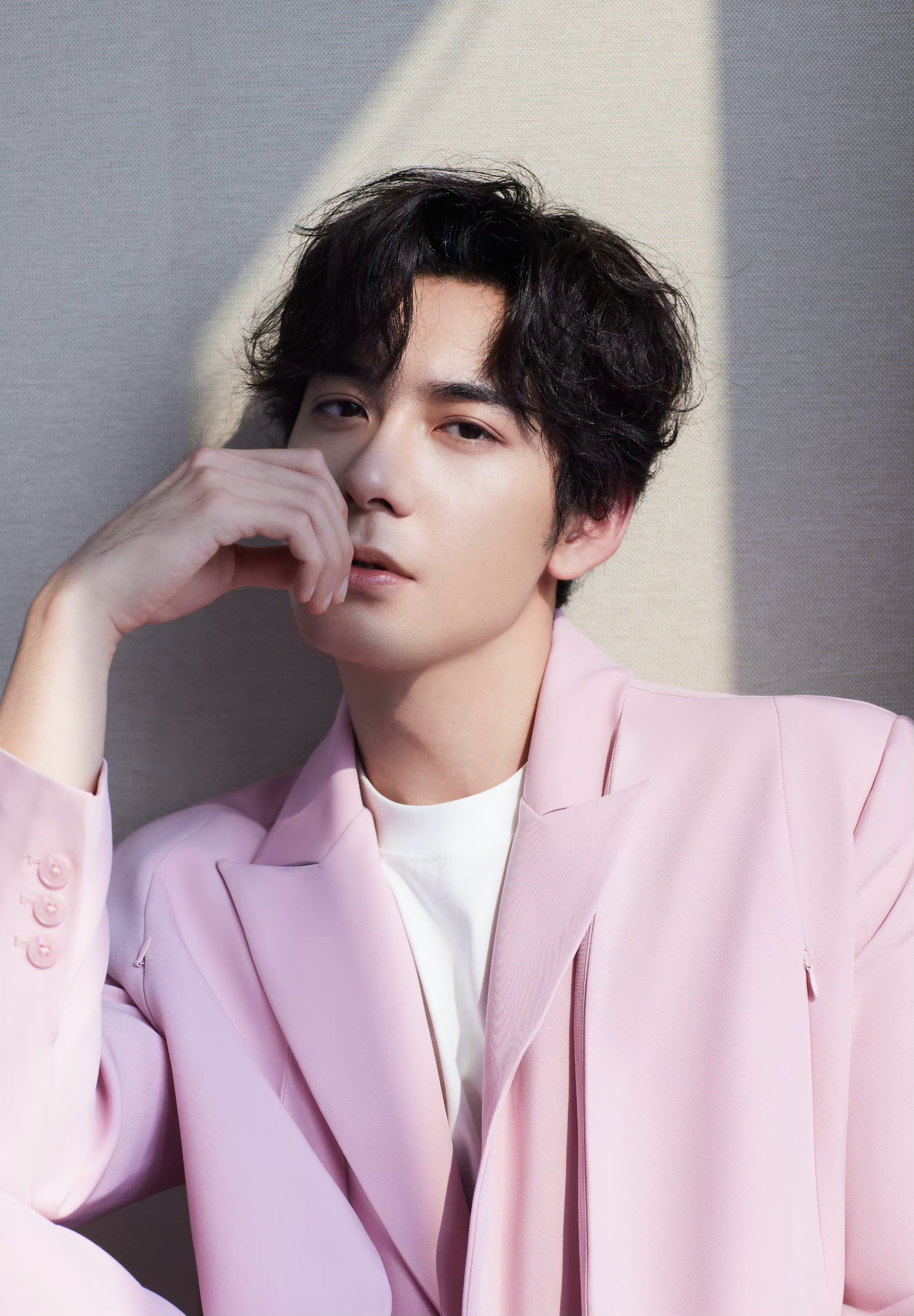 陈星旭最新随拍!粉色的气质少年,感受春日的阳光与美好