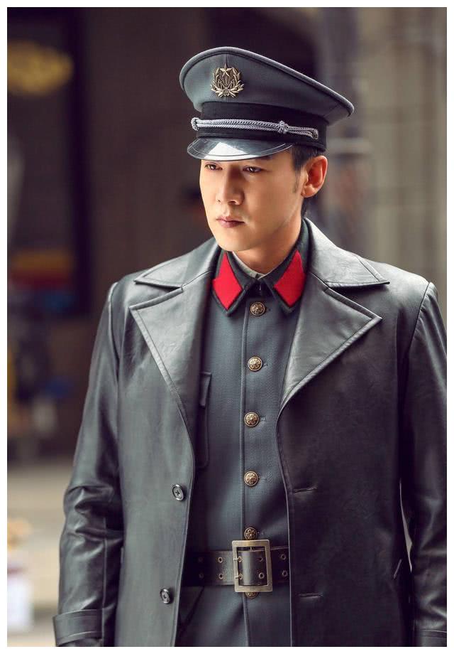 穿上军装是血与火,脱下军装是荷尔蒙—各国明星军装照