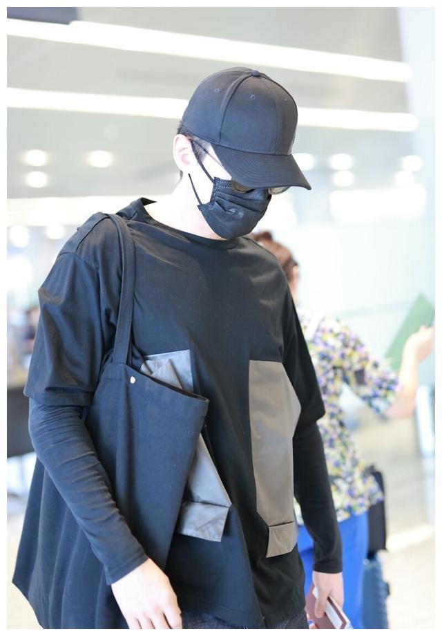 胡歌低调现身机场,一袭黑色掩盖不住帅气,头戴棒球帽超帅气