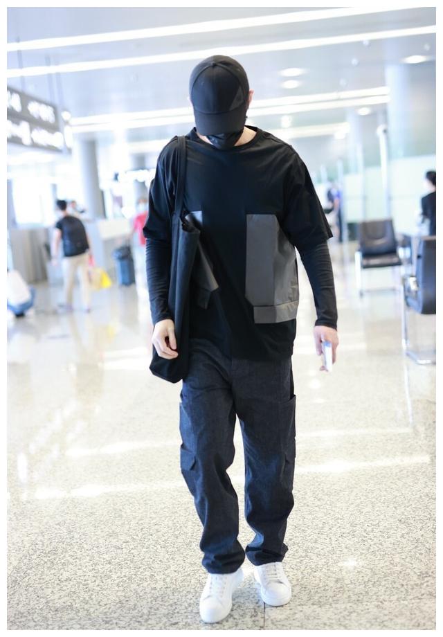 胡歌低调现身机场,一袭黑色掩盖不住帅气,头戴棒球帽超帅气