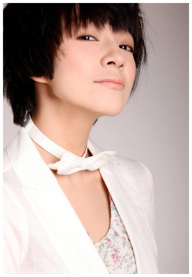 央视天气预报主持人王蓝一,女儿笑笑与妈妈很像,老公是谁已成谜