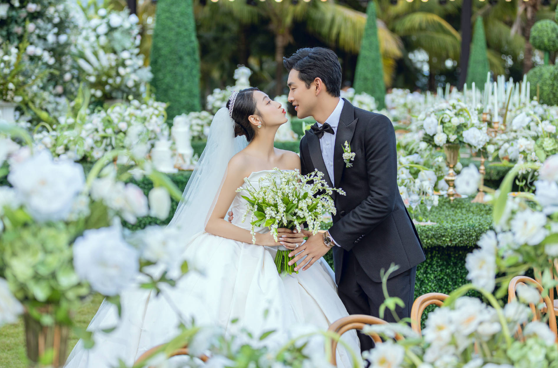 王彦霖晒婚礼现场照 和艾佳妮甜蜜对视爱意满满
