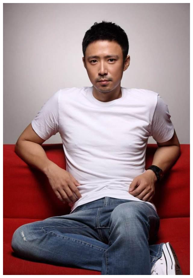 他为了照顾毁容的女友,放弃了事业,后凭借《都挺好》重新翻红