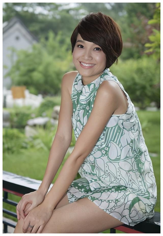 美女主播变居家宝妈,朱丹素颜与女儿互动,满眼都是爱一样美美哒|林涵