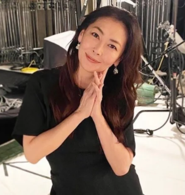 52岁中山美穗近况曝光,表情僵硬被指打针,曾因出轨形象尽毁