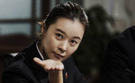 她从主持人做到知名演员,却情史混乱群内男友众多,至今无人敢娶