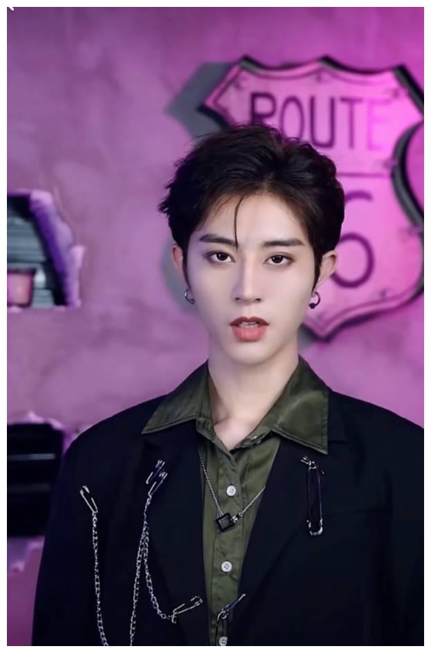 新晋网红月狸li古风亮相涨粉几十万撞脸鞠婧祎封四千年美男